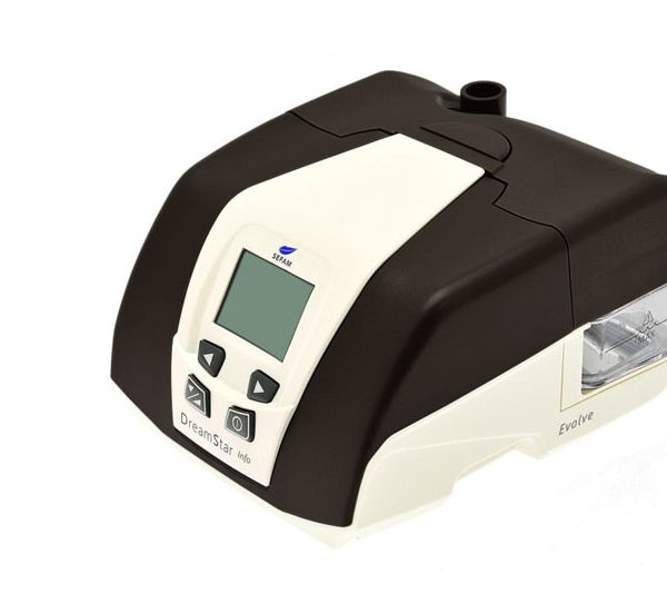 DreamStarTM Auto یک دستگاه فشار هوای مثبت پیوسته (CPAP) یا سی پپ اتوماتیک ساخت کمپانی Sefam فرانسه می باشد. Sefam یک شرکت متخصص در طراحی، تولید و توزیع تجهیزات تشخیصی و درمانی برای اختلالات خواب است. این شرکت در سال 1985 با توسعه اولین دستگاه سی پپ (CPAP) در اروپا برای درمان سندرم آپنه انسدادی خواب وارد بازار تنفسی برای اختلالات خواب شد. محصولات کمک تنفسی این شرکت از کم صدا ترین دستگاه های دنیا می باشند. این دستگاه برای بیماران مبتلا به آپنه انسدادی خواب (OSA) است و طوری طراحی شده تا راحتی و سازگاری بیمار را با درمان افزایش دهد. DreamStarTM Auto دارای حافظه داخلی و قابلیت تشخیص و ثبت آپنه، هایپو آپنه، خروپف، محدودیت جریان دم، تمایز بین آپنه های انسدادی و مرکزی و سطح نشت هوای خروجی می باشد که به پزشک اجازه می دهد میزان اثربخشی درمان را بررسی کند. قابلیت تشخیص این اطلاعات به این معنی است که این دستگاه می تواند به حوادثی از جمله خر خر و افت جریان دم پاسخ دهد. تمایز بین آپنه انسدادی و مرکزی به دستگاه اجازه می دهد تا همیشه فشار مطلوب را، بدون کاهش تاثیر فشار اعمالی، ارائه دهد. بنابراین فشار خروجی در زمان بروز آپنه و هایپو آپنه مرکزی افزایش نمی یابد. همه داده ها در حافظه دستگاه ذخیره می شود و برای دانلود با کابل USB یا کارت داده قابل دسترس است و می تواند در نرم افزار کامپیوتری تجزیه و تحلیل DreamStar، پردازش و ذخیره شود. کارت داده به بیمار کمک می کند بدون حمل دستگاه، داده های آن را برای گزارش گیری به همراه داشته باشد. همچنین امکان ثبت تنظیمات جدید بر روی کارت و آپلود مجدد آن روی دستگاه نیز وجود دارد. همچنین الگوریتم CC+ در این دستگاه، بازدم را تسهیل نموده و پذیرش دستگاه توسط بیمار و موفقیت درمان را افزایش می دهد. ویژگی ها: دارای دو مد CPAP و Auto CPAP رنج فشار 4-20 cmH2O دارای کالیبراسیون اتوماتیک دارای الگوریتم CC+ دارای مرطوب کننده و کنترل کننده ی میزان رطوبت دارای سطح صدای بسیار کم 26 dBA (به اندازه ی صدای تنفس یک فرد معمولی) جرم دستگاه 1.5 kgr ابعاد دستگاه 20*23*12 دارای قابلیت ثبت داده های آپنه، هایپو آپنه، خروپف، محدودیت جریان دم، تمایز بین آپنه های انسدادی و مرکزی و سطح نشت هوای خروجی در طول استفاده دارای دو قابلیت دسترسی داده از طریق کابل USB یا کارت داده