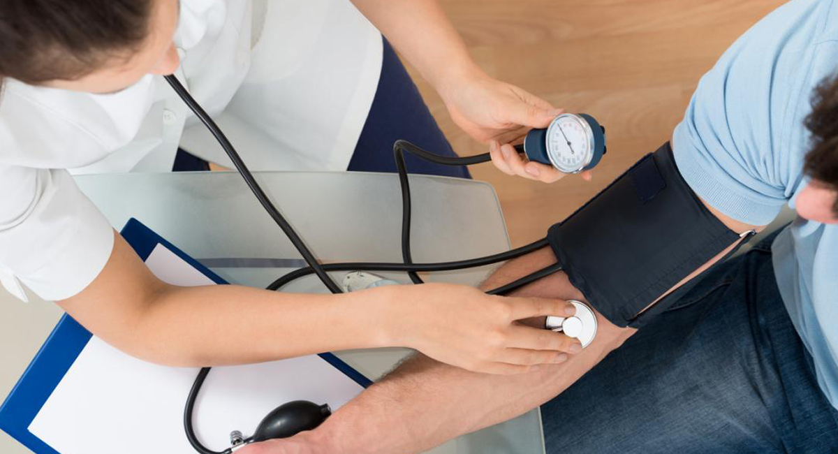 فشار خون خود را در خانه کنترل کنید و به طور منظم به پزشک مراجعه کنید
