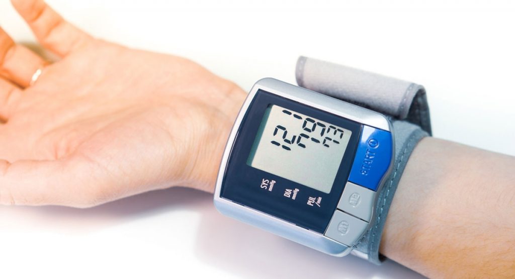 نحوه گرفتن فشار خون با دستگاه دیجیتال مچی + + فیلم آموزش قدم به قدم